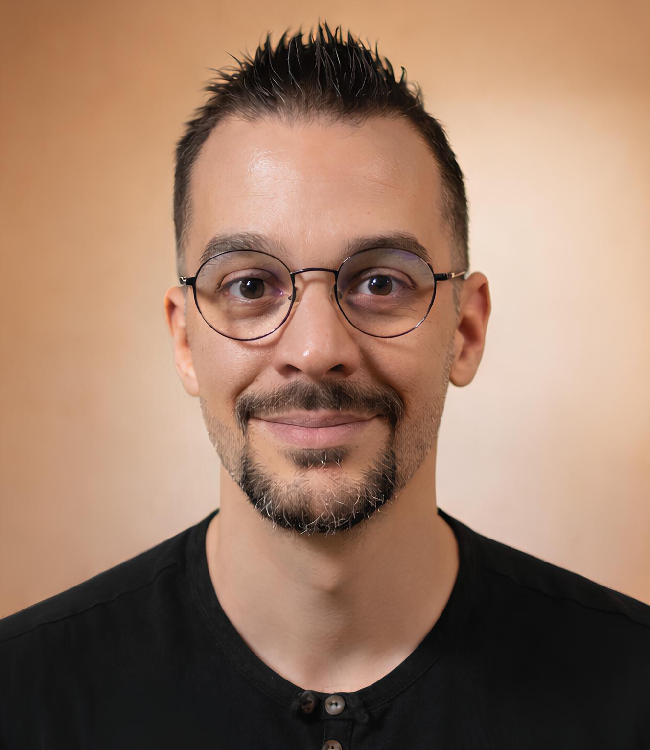 Portrait de Rayan Gori, auteur et hypnothérapeute suisse, spécialisé dans l’hypnose et la méditation